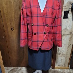 Skirt suit